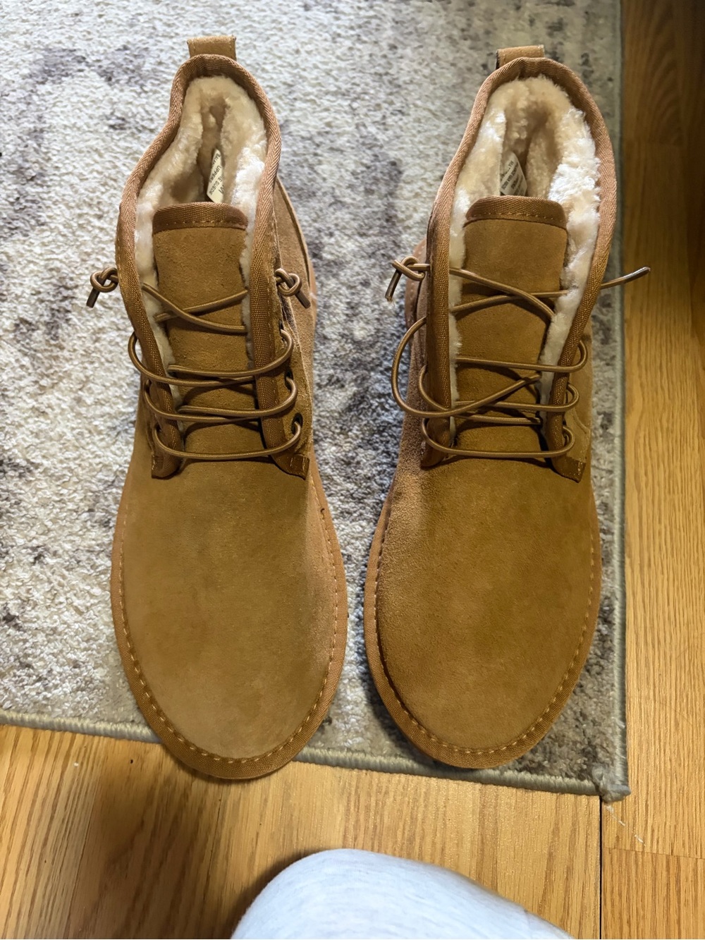 Cushinair brand New Men's Faux-Suede Shearling-Lined Chukka Boots - Tan